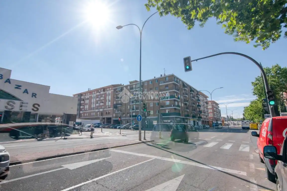 Außenansicht von Garage zum Verkauf in Salamanca
