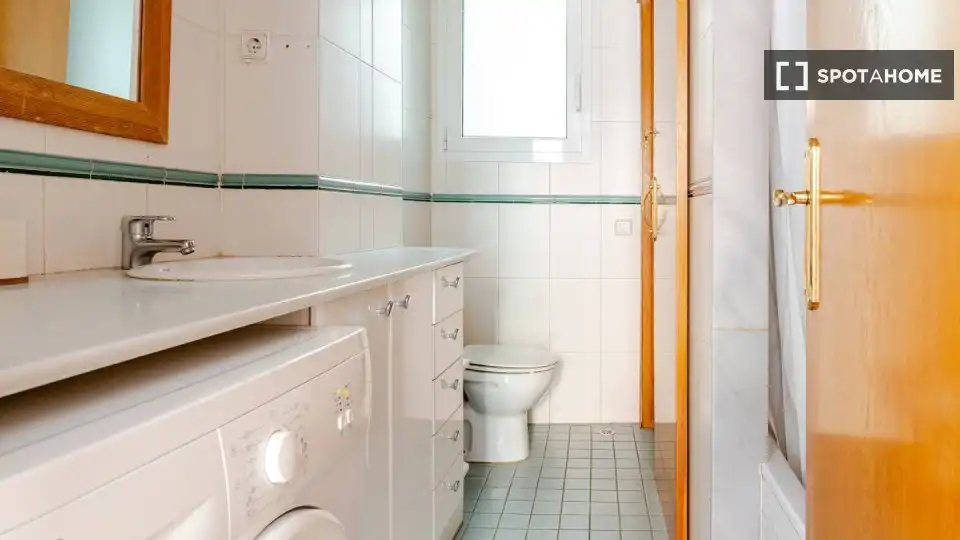 Baño de Piso de alquiler en Barcelona con Aire acondicionado, Calefacción y Amueblado