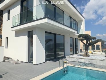 Casa con piscina en venta en Serra Brava