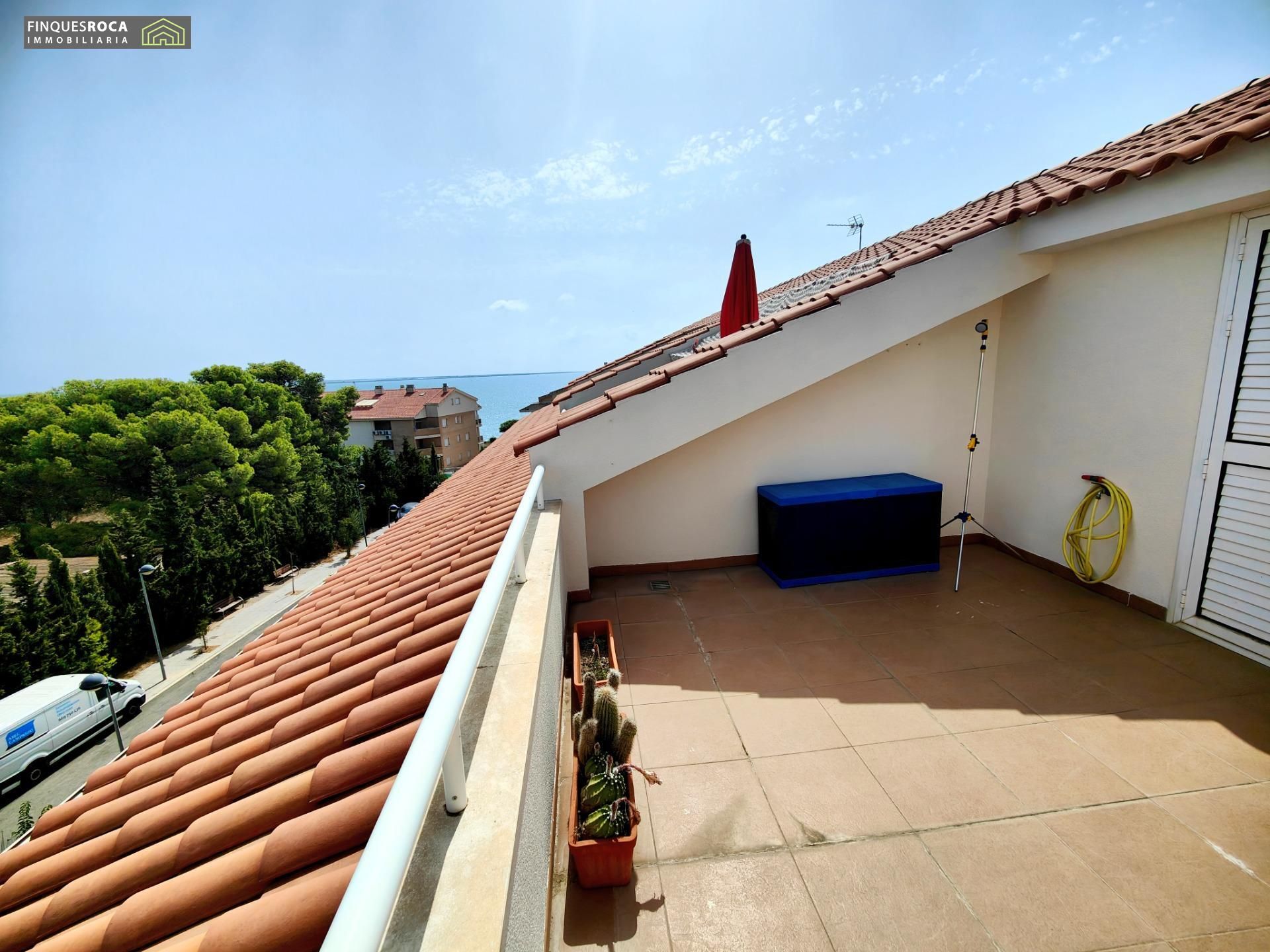Vista exterior de Ático en venta en Alcanar con Aire acondicionado, Terraza y Piscina comunitaria