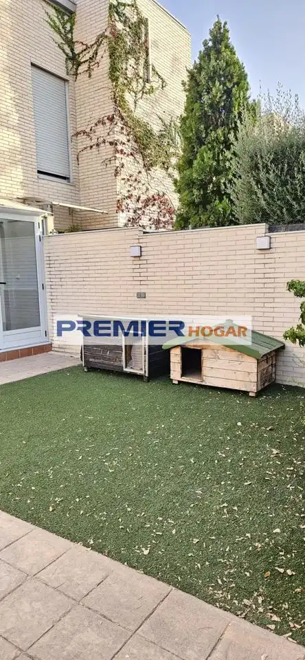 Außenansicht von Einfamilien-Reihenhaus zur Miete in Torrejón de Ardoz mit Klimaanlage, Heizung und Privatgarten
