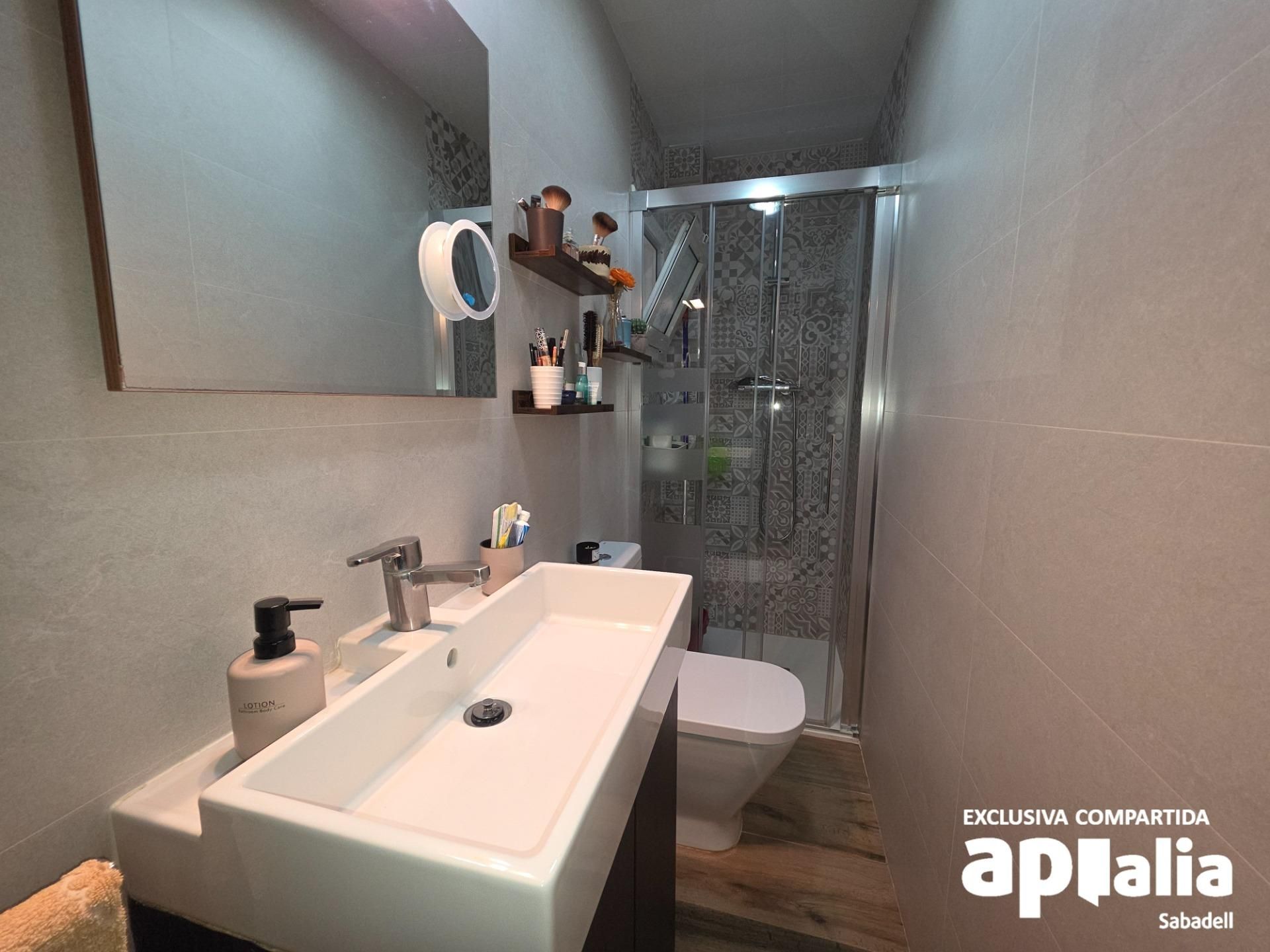 Bany de Pis en venda en Sabadell amb Calefacció