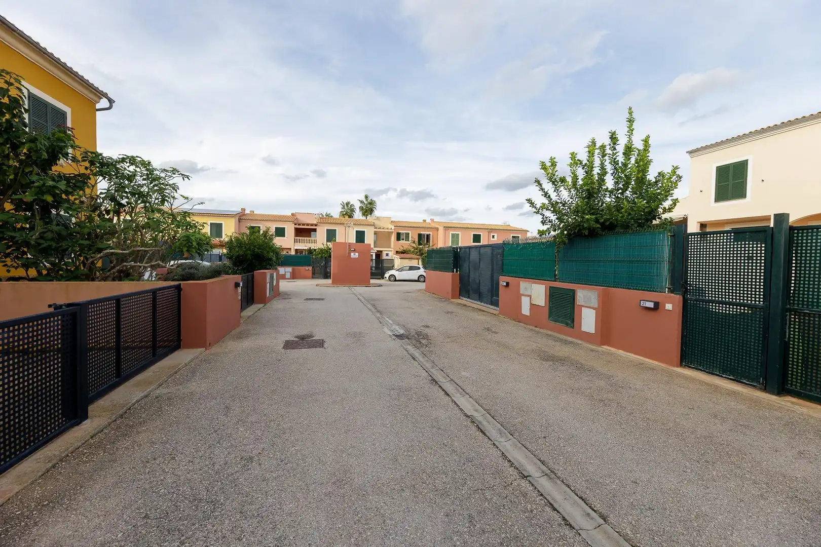 Aparcament de Casa adosada en venda en Llucmajor amb Calefacció, Jardí privat i Terrassa