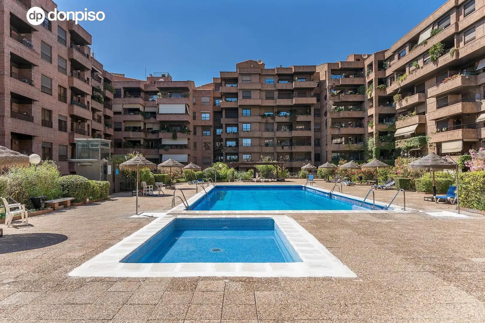 Schwimmbecken von Erdgeschoss zum Verkauf in Granada mit Klimaanlage, Privatgarten und Möbliert