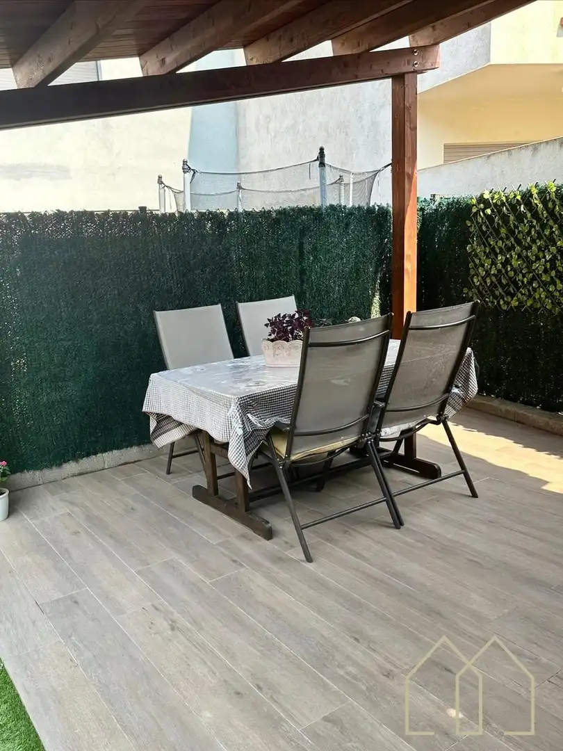 Terrasse von Einfamilien-Reihenhaus zum Verkauf in Caldes de Malavella mit Klimaanlage, Heizung und Privatgarten