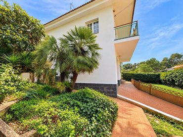 Villa con balcone in vendita a Olivella