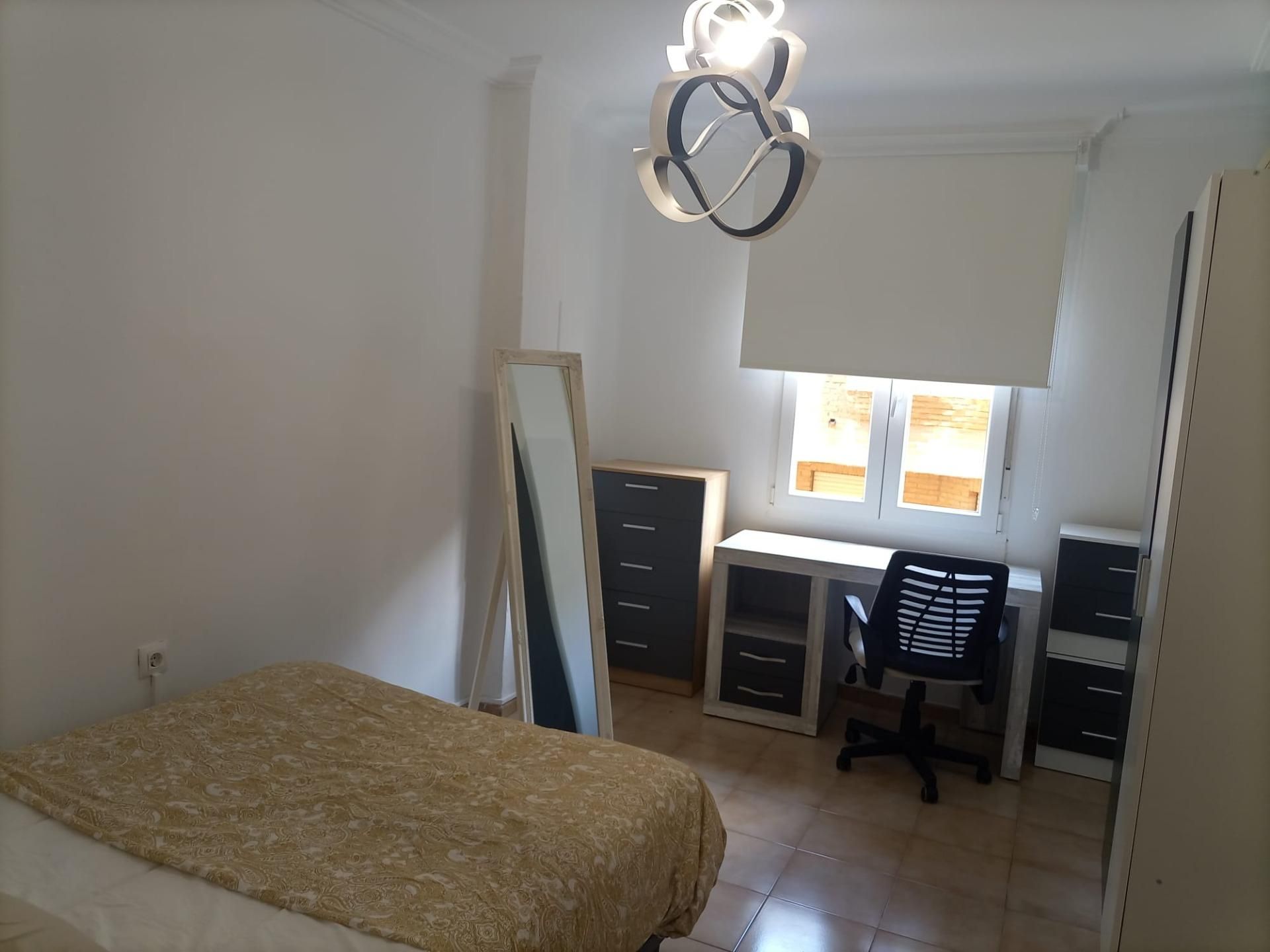 Bedroom of Flat to share in Segovia Capital