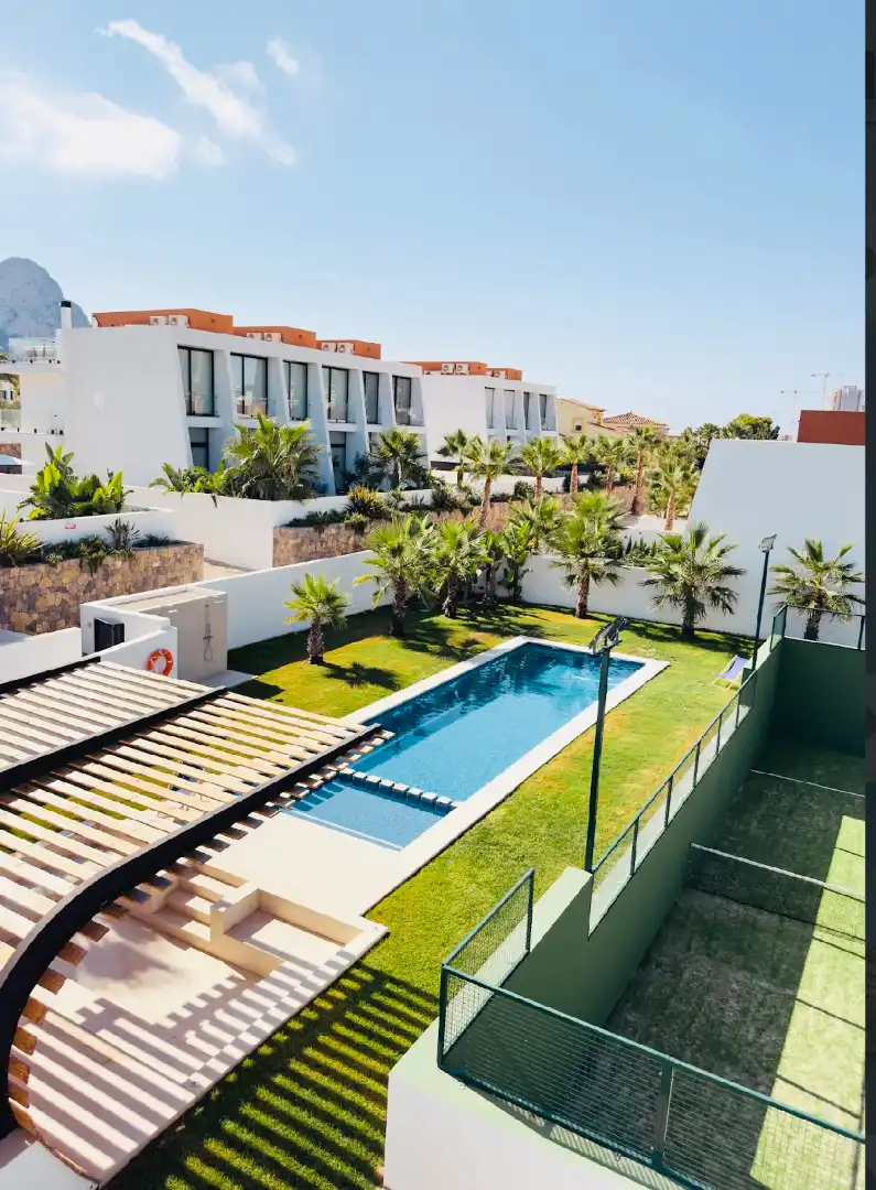 Piscina de Casa adosada en venda en Calpe / Calp amb Aire condicionat, Calefacció i Jardí privat
