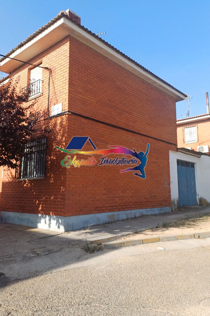 Vista exterior de Casa adosada en venda en Villacañas amb Aire condicionat, Calefacció i Terrassa
