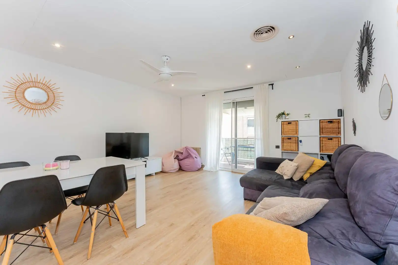 Living room of Flat for sale in Castelldefels  with Air Conditioner, Heating and Parquet flooring