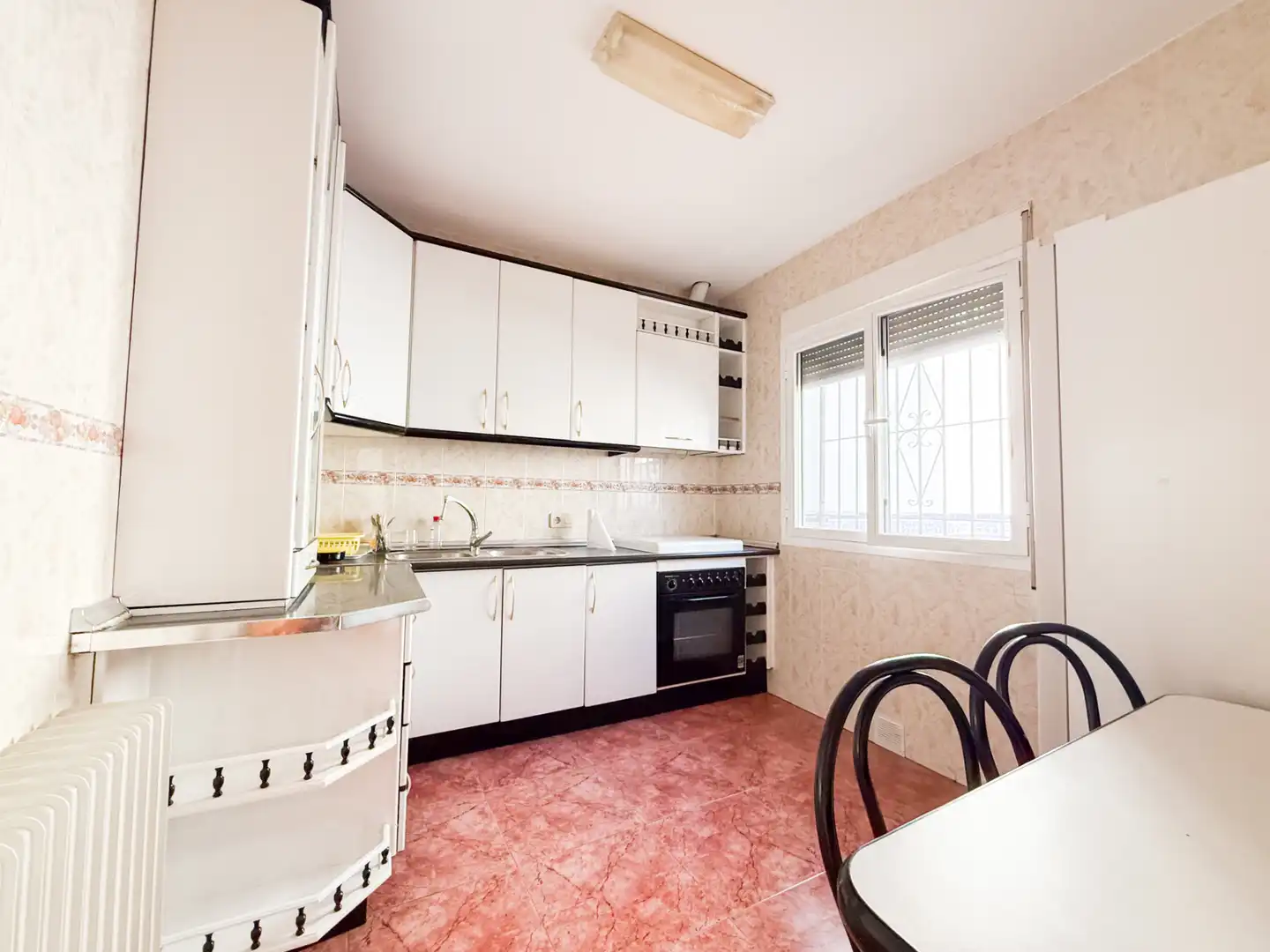 Küche von Einfamilien-Reihenhaus zum Verkauf in Baza mit Klimaanlage, Heizung und Terrasse