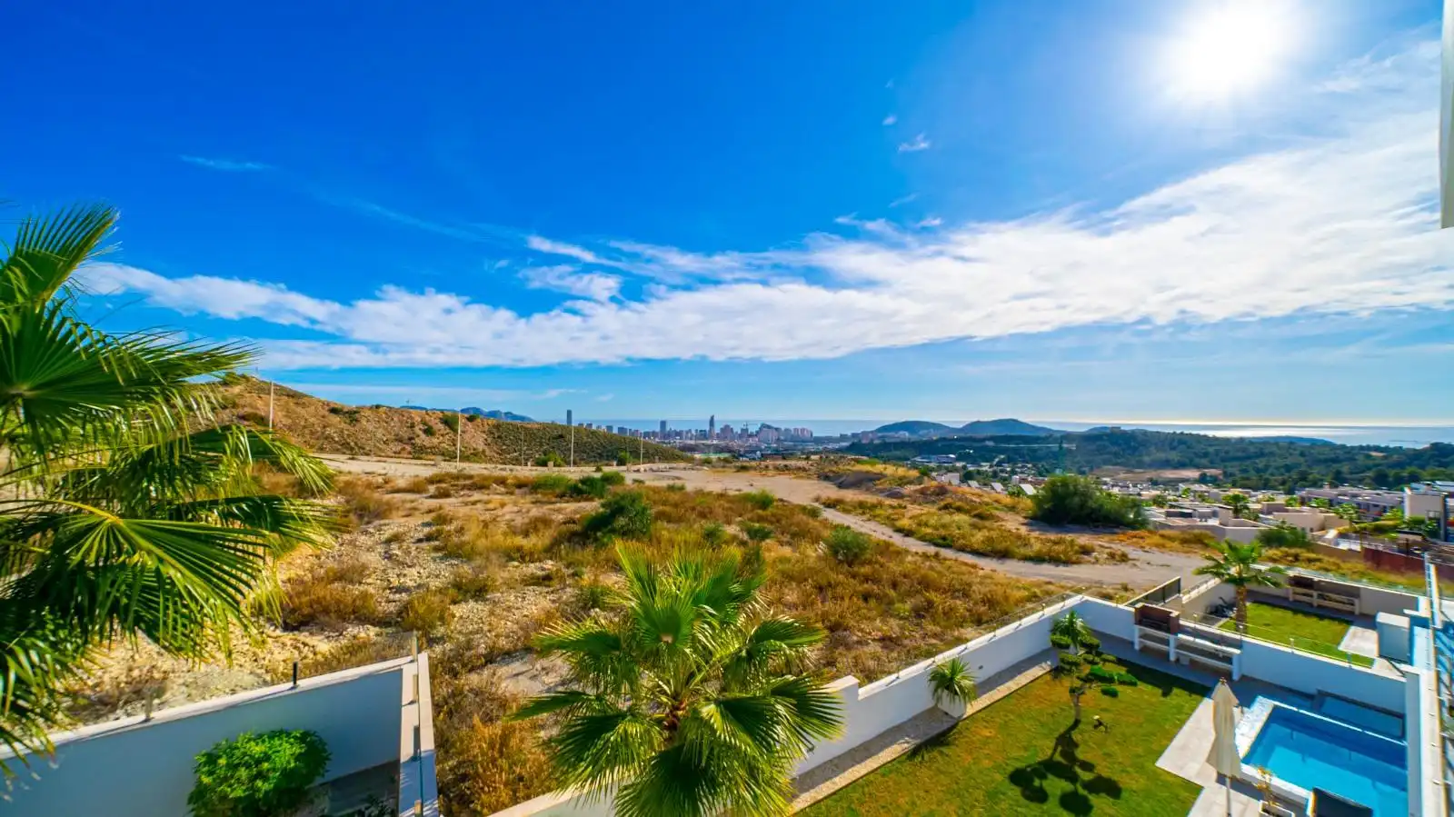 Vista exterior de Casa adosada en venda en Finestrat amb Aire condicionat, Calefacció i Jardí privat