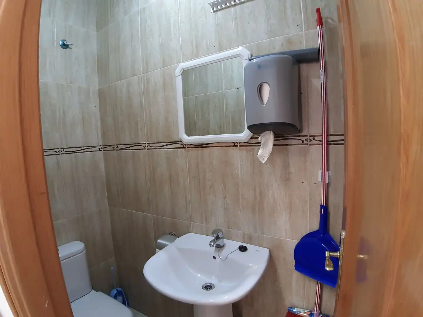 Baño de Local de alquiler en Paracuellos de Jarama con Aire acondicionado, Calefacción y Amueblado
