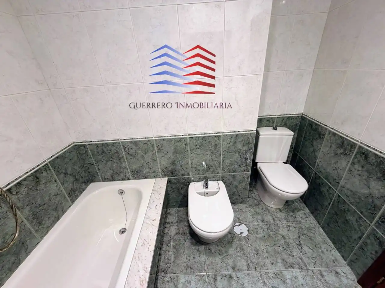 Bany de Pis de lloguer en Ourense Capital  amb Calefacció i Parquet