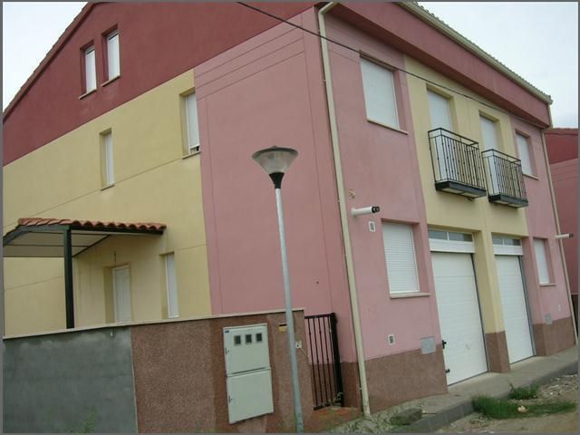 Vista exterior de Casa adosada en venda en Alcolea de Tajo amb Calefacció, Jardí privat i Terrassa