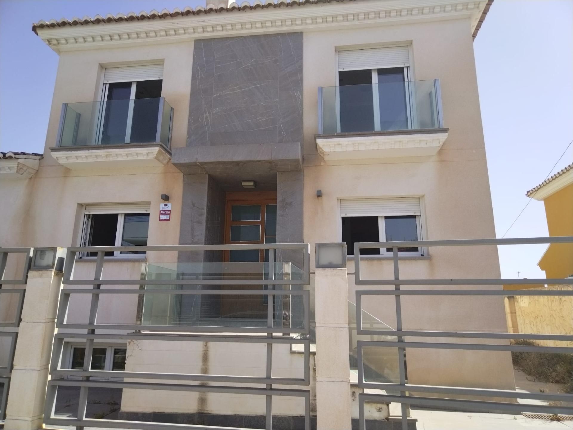 Vista exterior de Casa o xalet en venda en Rincón de la Victoria amb Jardí privat, Terrassa i Piscina