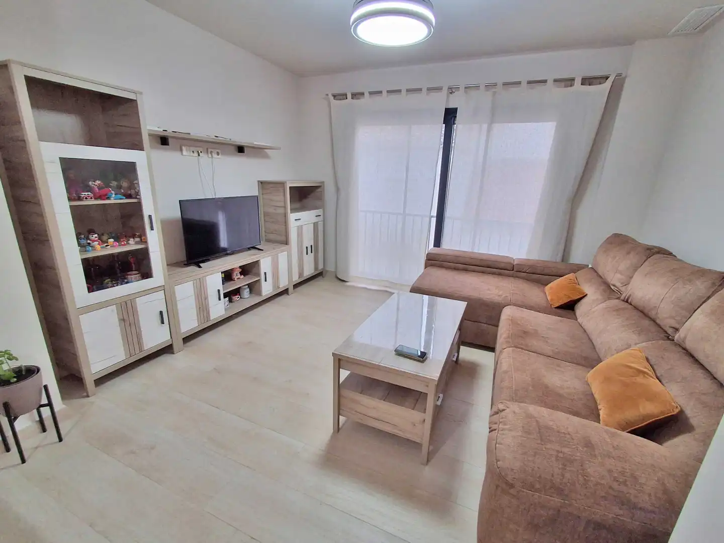 Sala d'estar de Pis en venda en Estepona amb Moblat, Balcó i Alarma