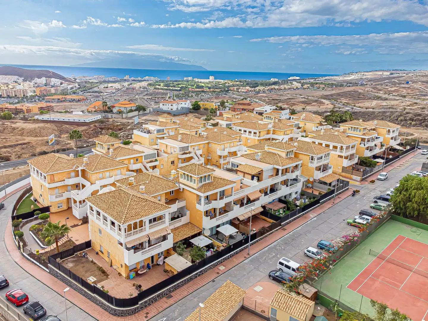 Vista exterior de Piso de alquiler en Arona con Terraza, Amueblado y Piscina comunitaria