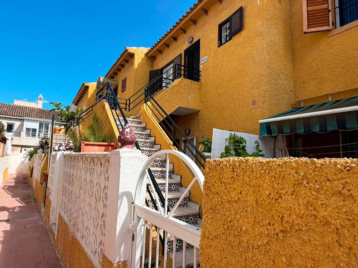 Vista exterior de Piso en venta en Torrevieja con Terraza, Amueblado y Horno