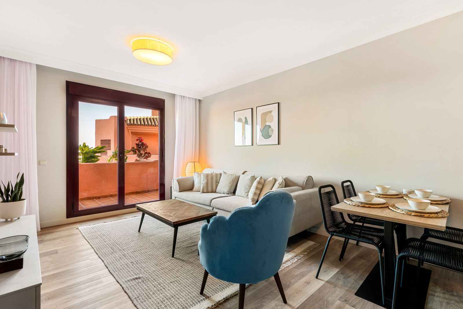 Sala d'estar de Apartament en venda en Benahavís amb Aire condicionat i Terrassa
