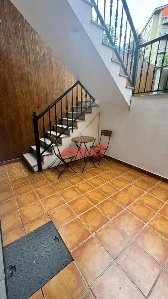 Terrassa de Casa adosada en venda en Ourense Capital  amb Calefacció, Jardí privat i Parquet