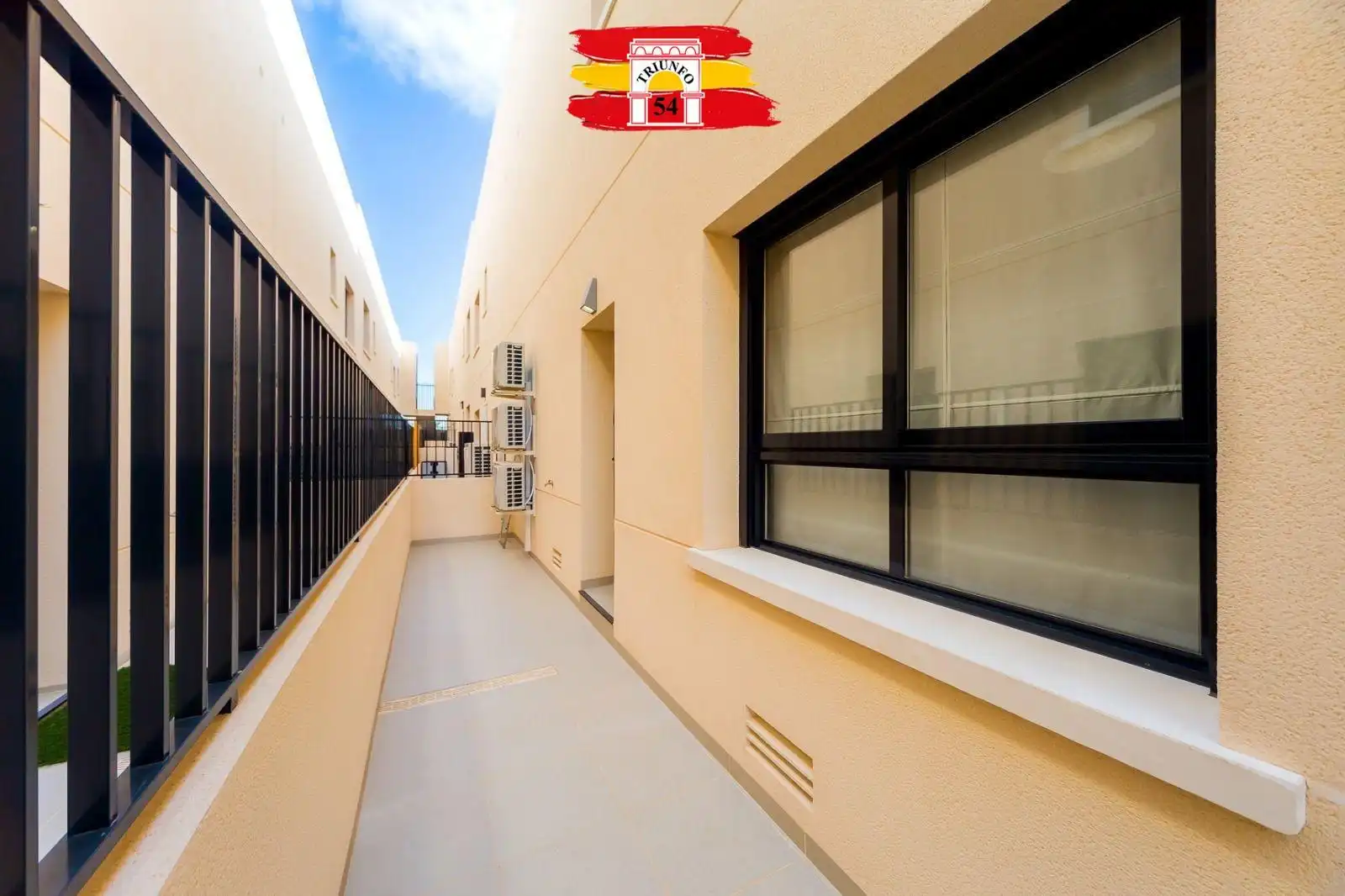 Vista exterior de Casa o xalet en venda en Pilar de la Horadada amb Aire condicionat, Moblat i Piscina comunitària