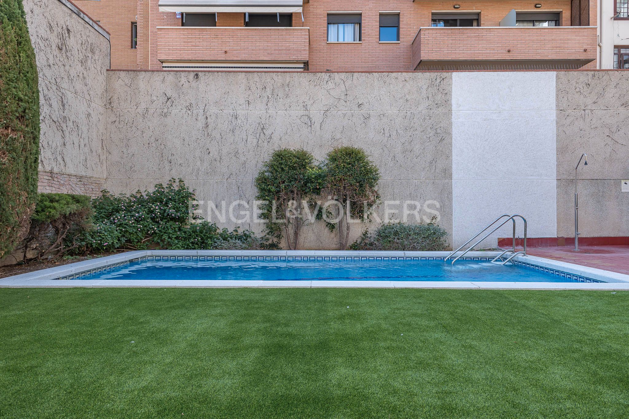Swimming pool of Apartment for sale in  Barcelona Capital  with Air Conditioner, Heating and Private garden