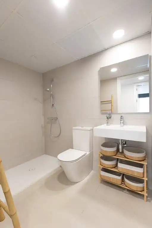 Baño de Apartamento de alquiler en Dénia con Aire acondicionado, Jardín privado y Terraza