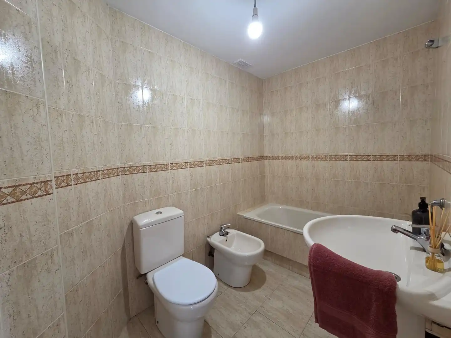 Badezimmer von Wohnung zum Verkauf in Santander mit Heizung, Privatgarten und Parkett