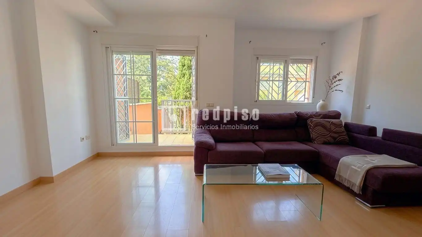 Sala d'estar de Casa o xalet de lloguer en Málaga amb Aire condicionat, Calefacció i Jardí privat
