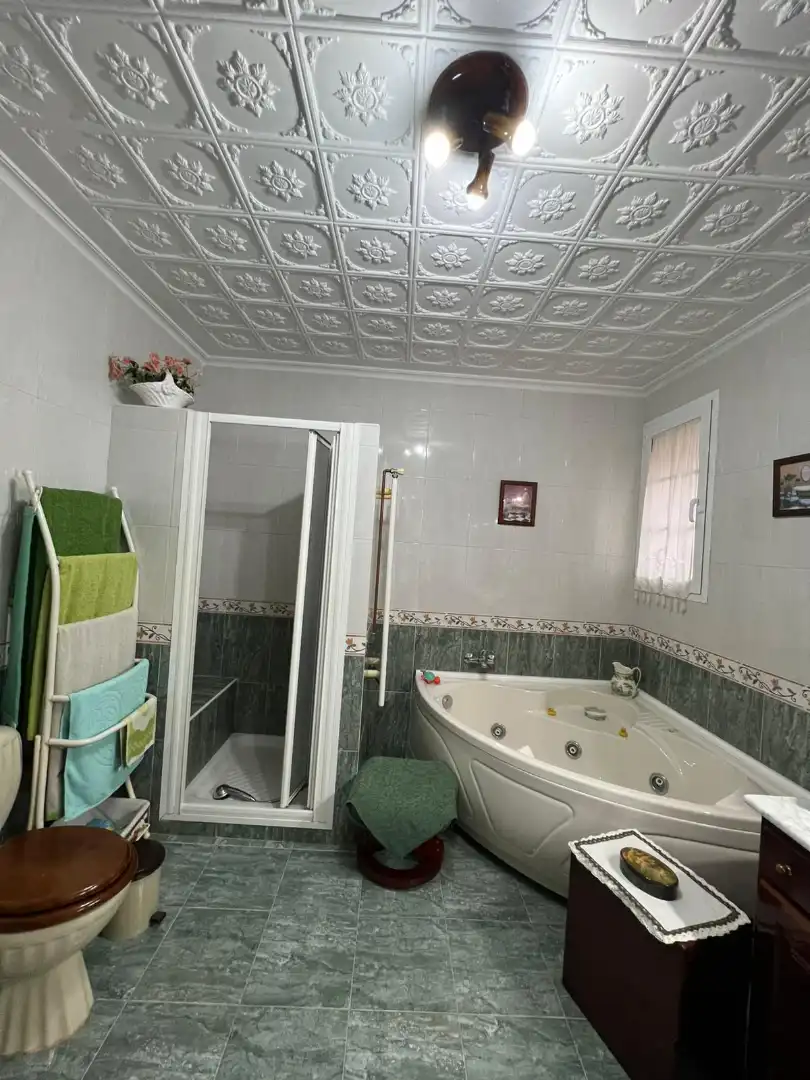 Bany de Casa adosada en venda en Palomares del Río amb Aire condicionat, Calefacció i Jardí privat