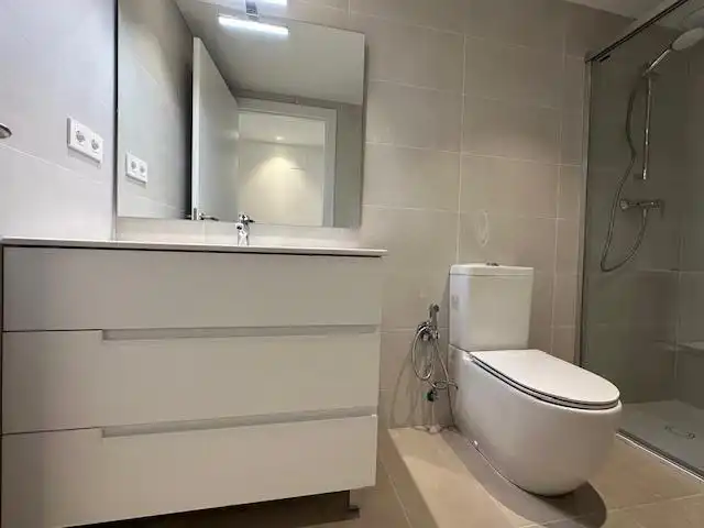 Badezimmer von Wohnung zur Miete in Badalona mit Heizung und Balkon