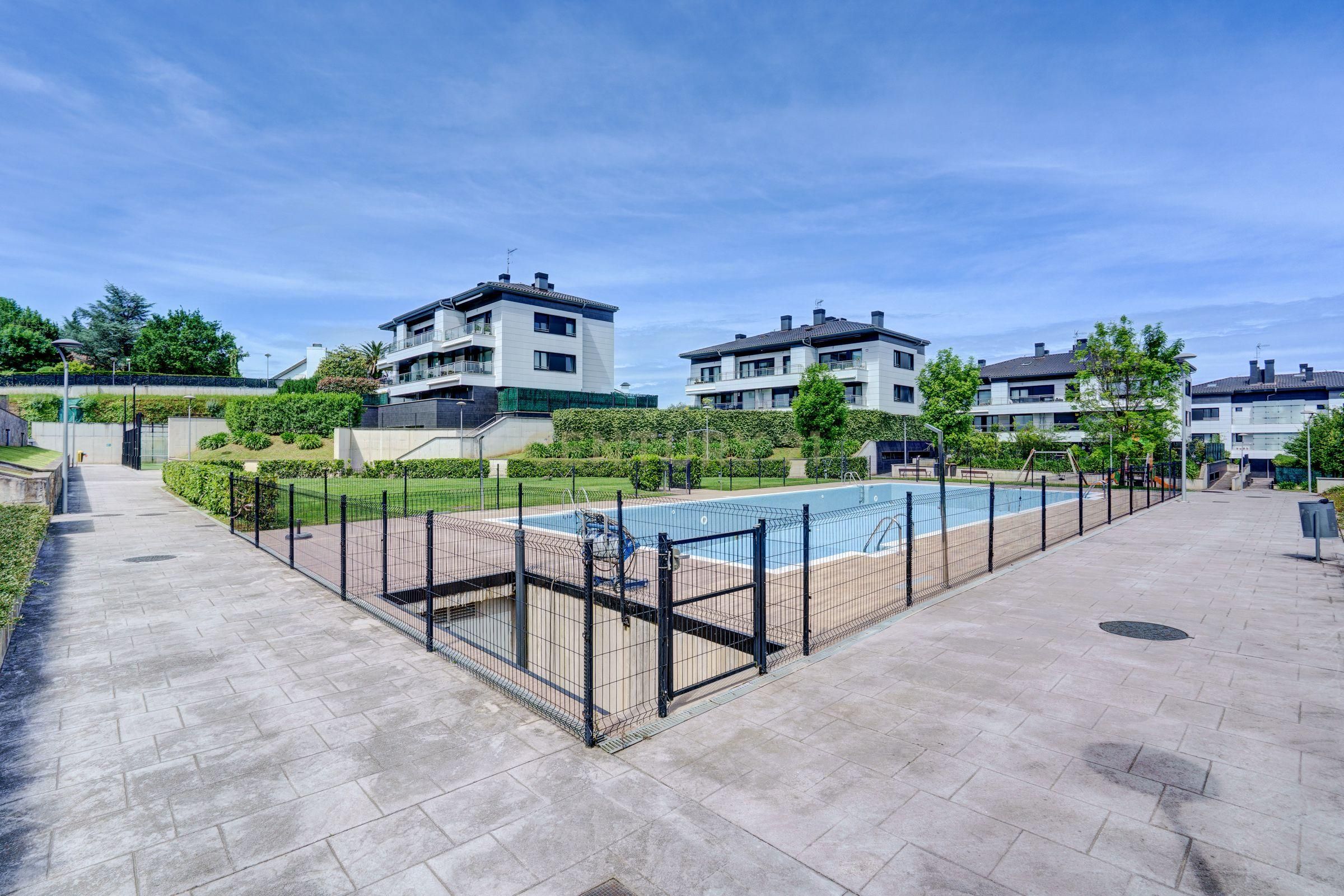 Vista exterior de Dúplex en venta en Donostia - San Sebastián  con Piscina comunitaria