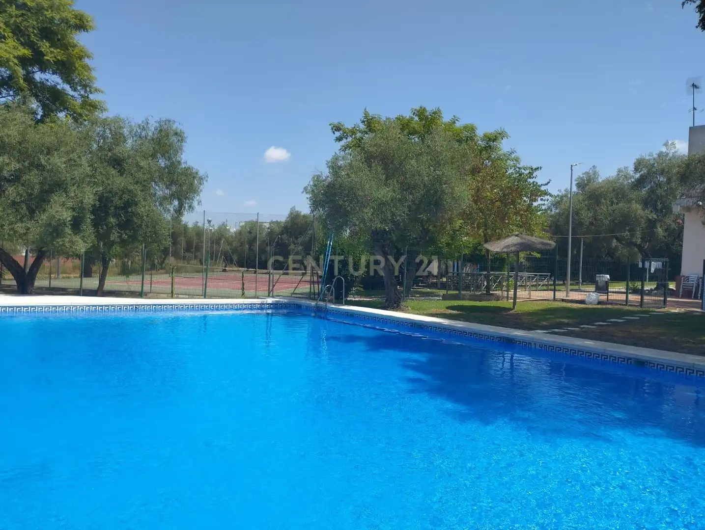 Piscina de Casa o xalet en venda en Espartinas amb Aire condicionat, Jardí privat i Traster