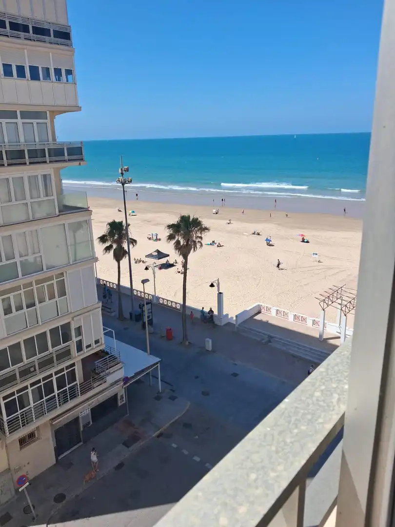 Dormitori de Pis de lloguer en Cádiz amb Aire condicionat, Moblat i Balcó