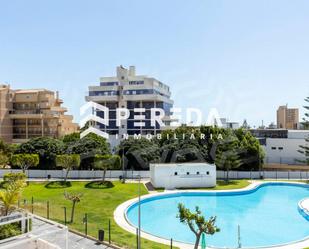 Vista exterior de Apartament en venda en Roquetas de Mar amb Jardí privat, Terrassa i Piscina comunitària