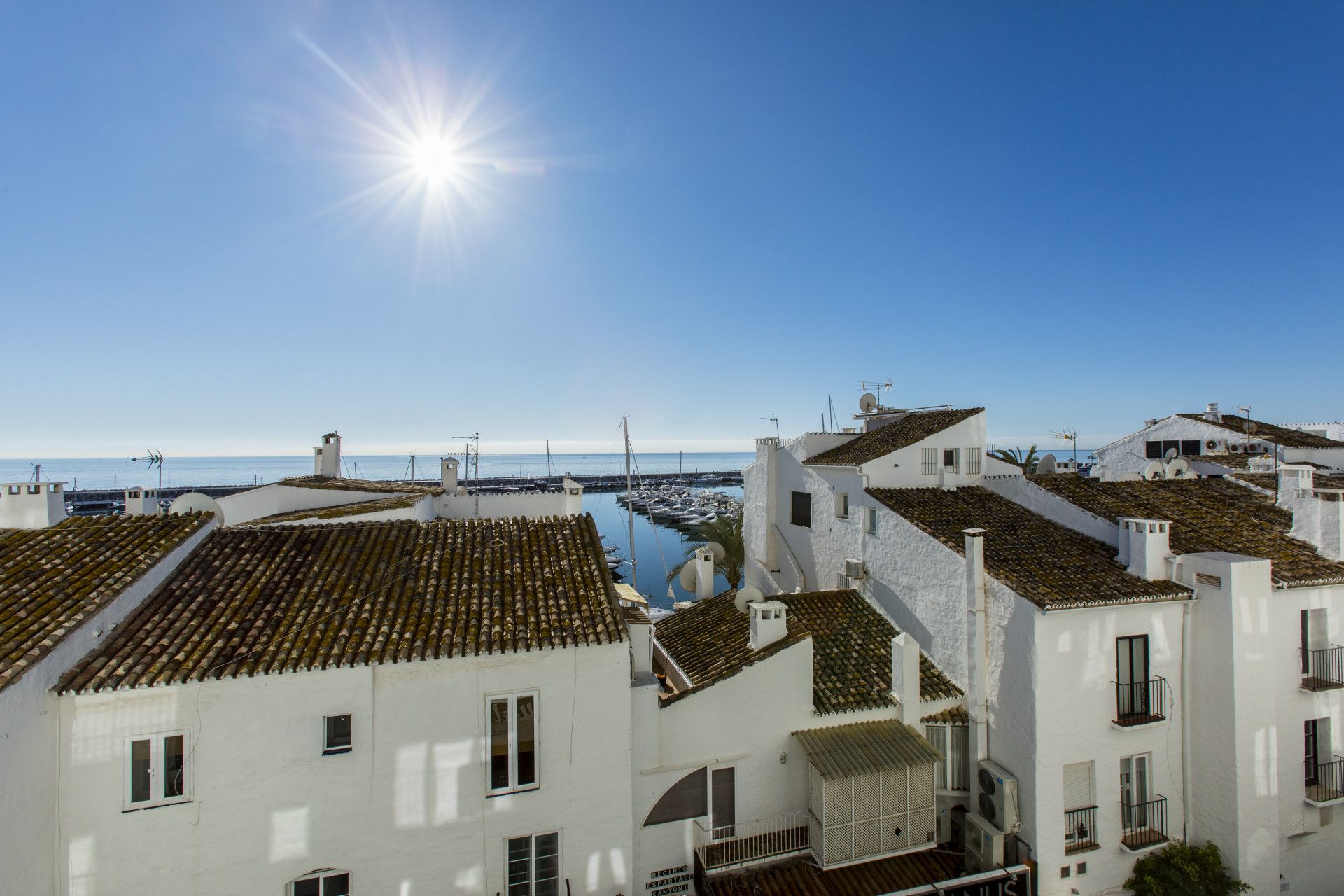 Vista exterior de Dúplex en venda en Marbella amb Aire condicionat, Piscina i Moblat