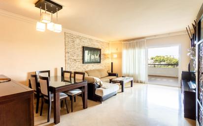 Sala d'estar de Apartament en venda en Marbella amb Aire condicionat, Terrassa i Piscina