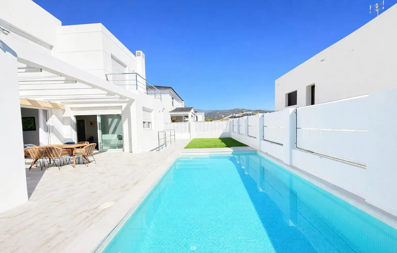 Vista exterior de Casa o xalet en venda en Vélez-Málaga amb Aire condicionat, Jardí privat i Traster