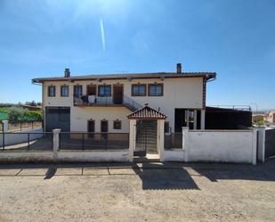 Vista exterior de Casa o xalet en venda en Montehermoso amb Terrassa, Traster i Piscina