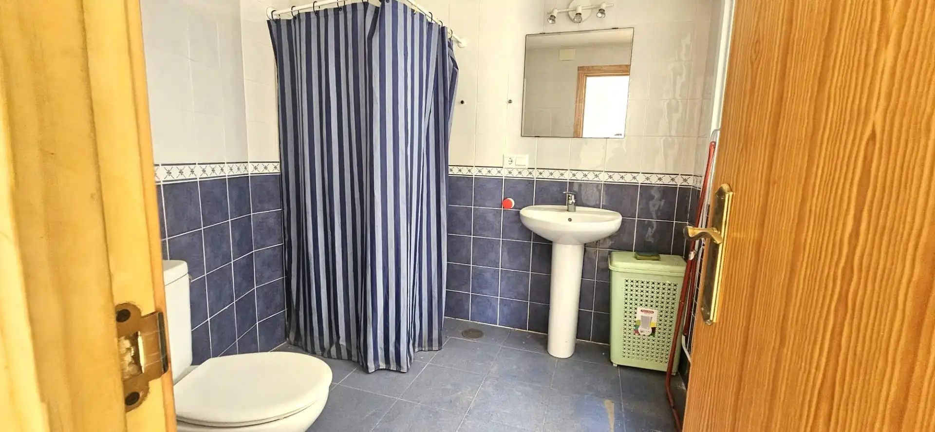 Bany de Casa o xalet en venda en Aznalcóllar amb Aire condicionat, Traster i Moblat