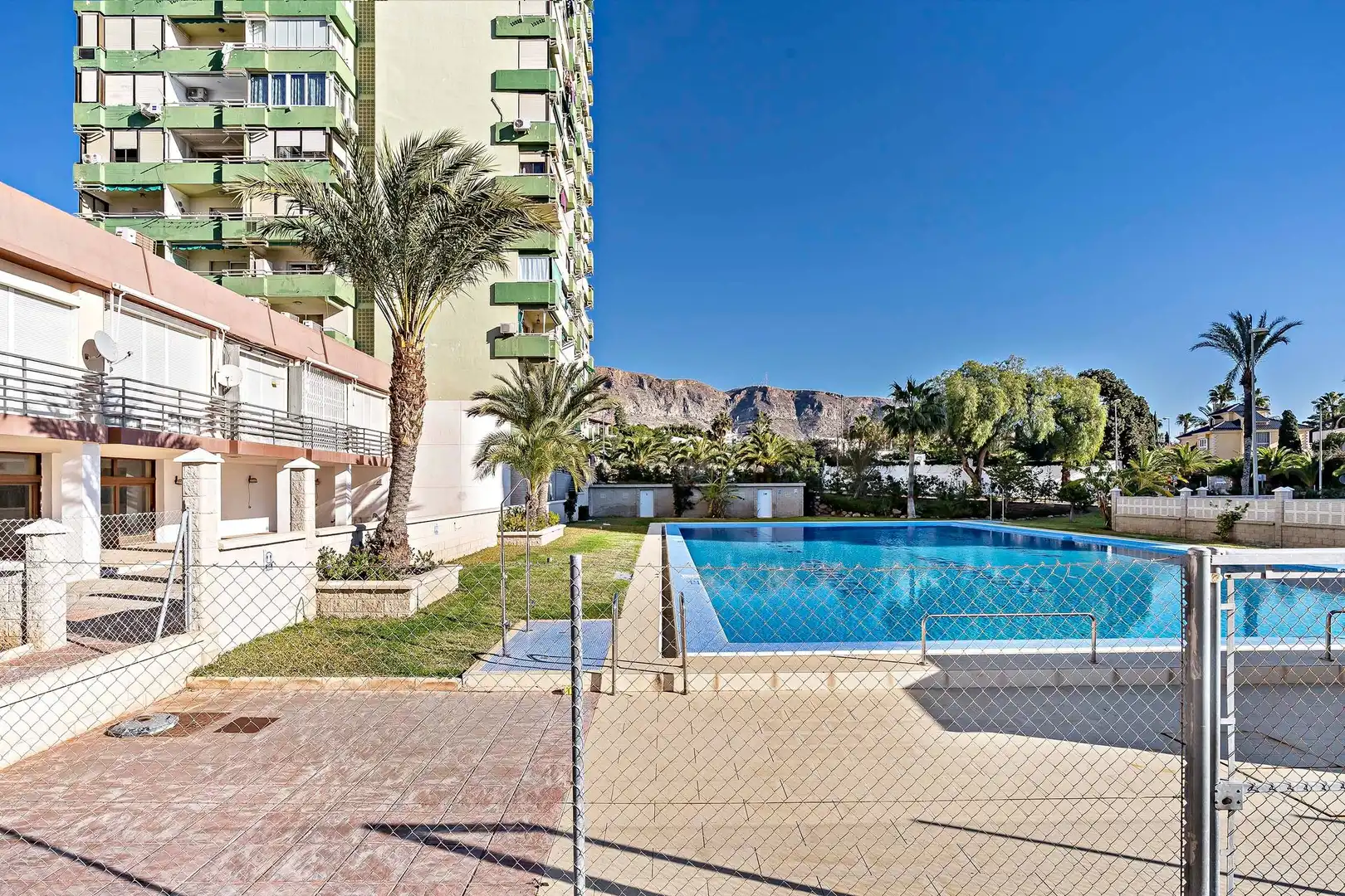 Piscina de Pis de lloguer en Roquetas de Mar amb Aire condicionat, Calefacció i Moblat