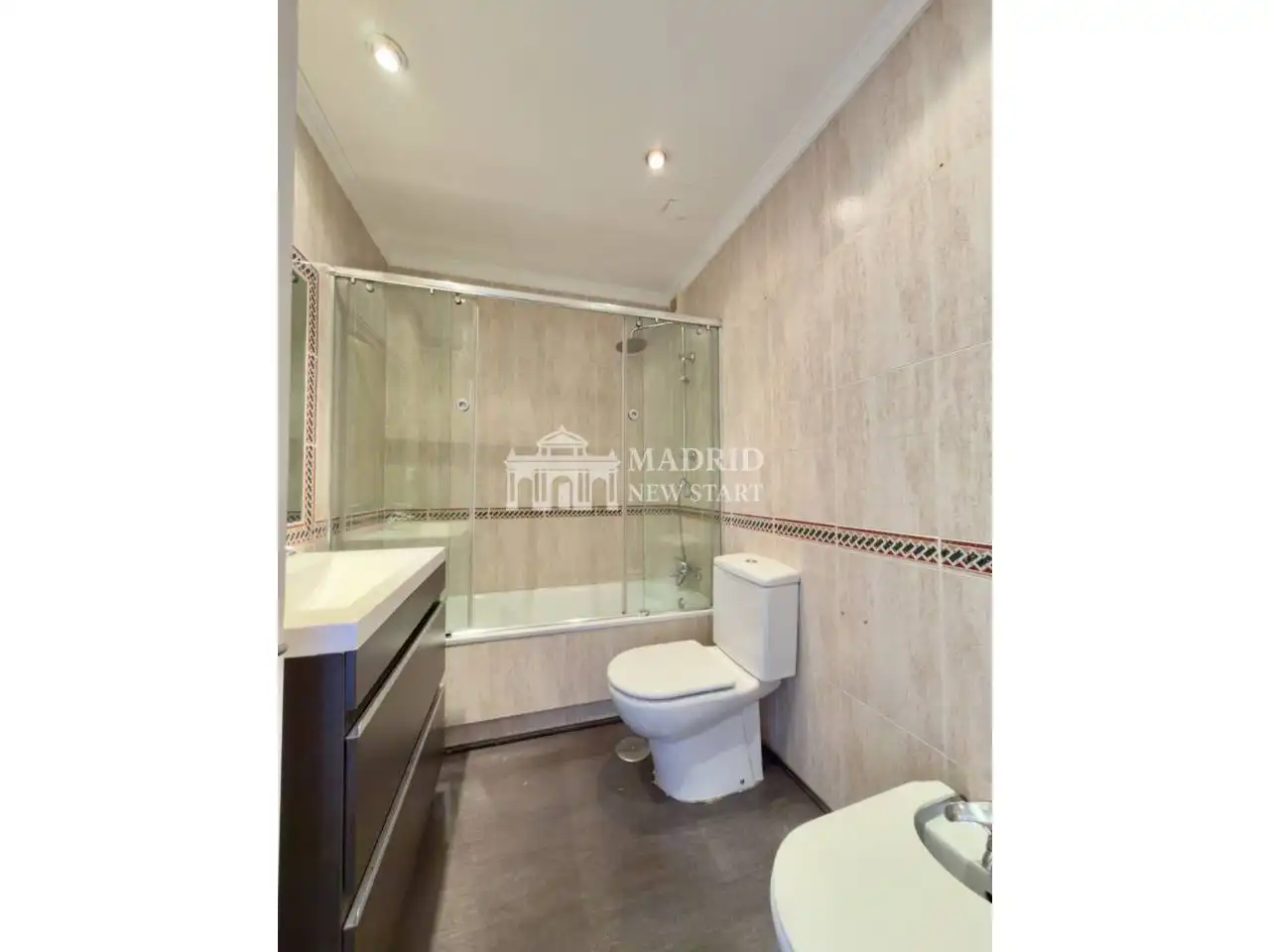 Badezimmer von Wohnung zum Verkauf in Madrid mit Klimaanlage, Heizung und Terrasse