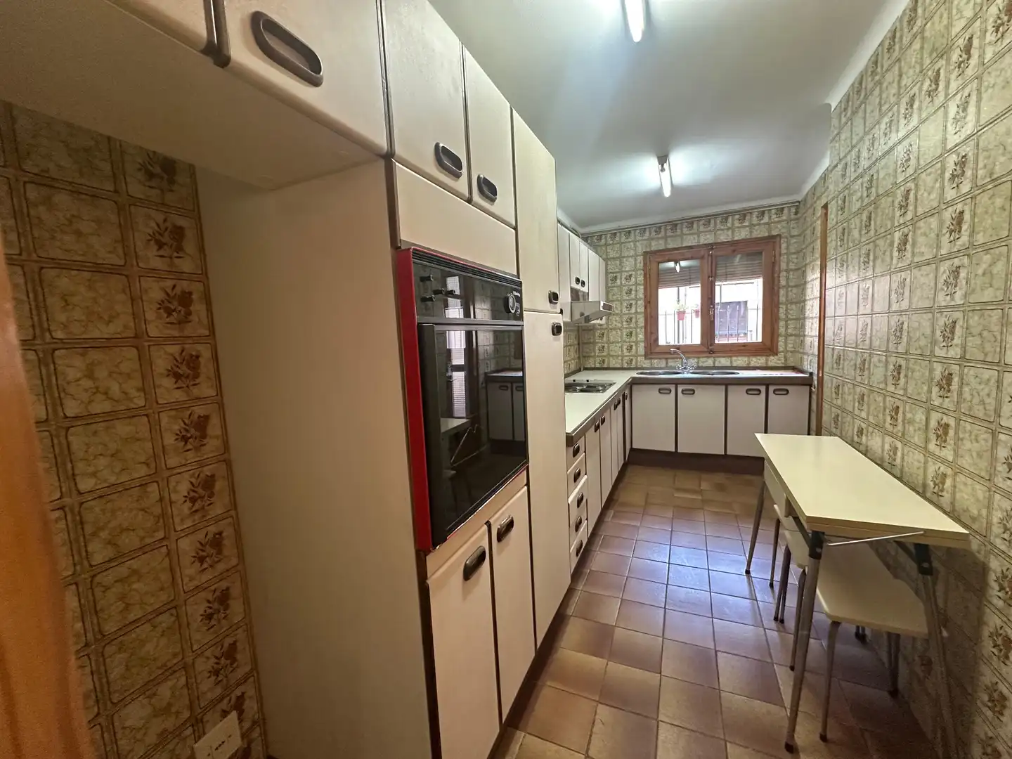 Küche von Wohnung zum Verkauf in Sort mit Heizung, Parkett und Möbliert