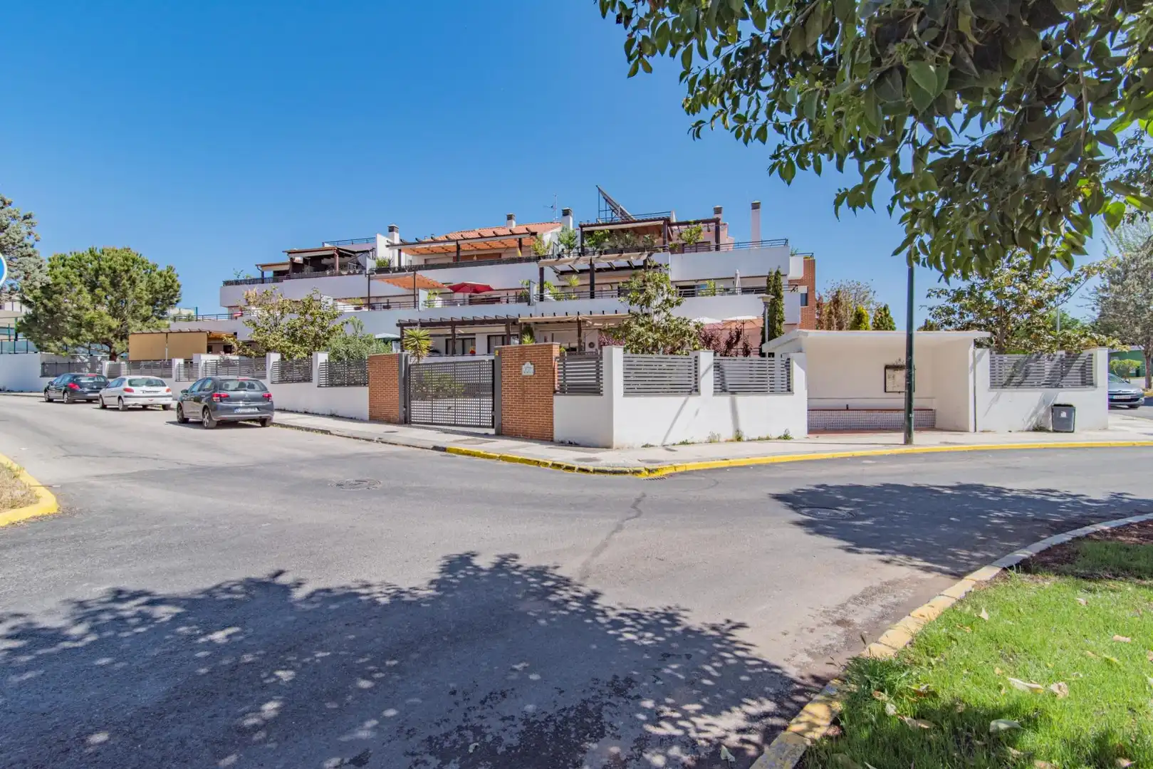 Vista exterior de Pis en venda en Albolote amb Jardí privat, Terrassa i Moblat