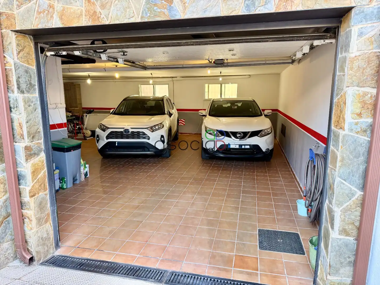 Parking de Casa adosada en venta en Cabanillas del Campo con Aire acondicionado, Calefacción y Jardín privado