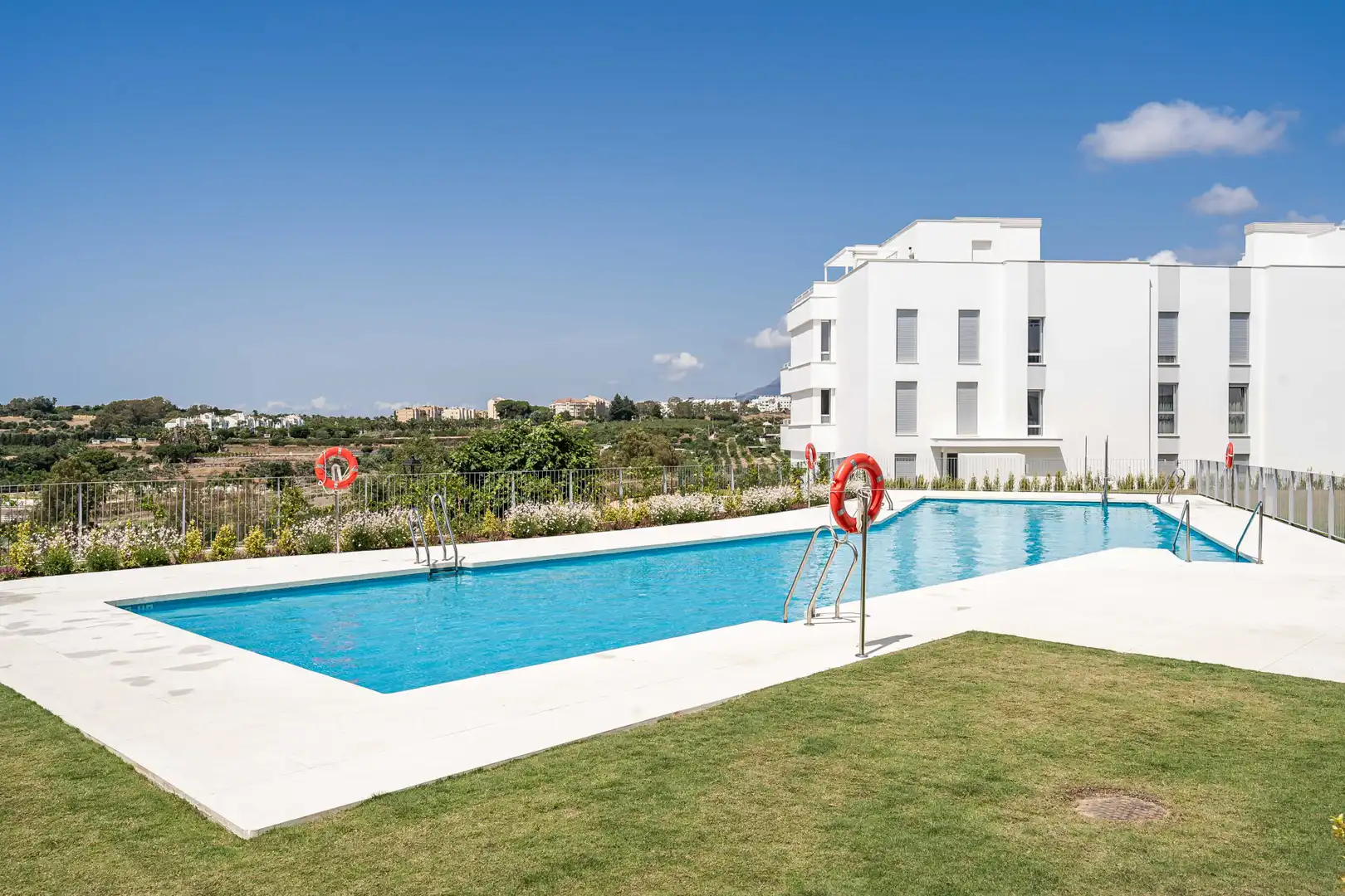 Piscina de Ático en venta en Estepona con Aire acondicionado, Terraza y Piscina