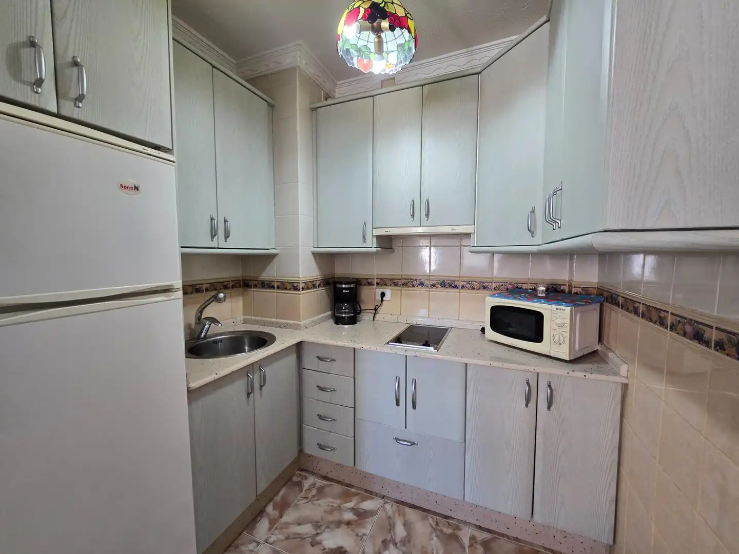 Cuina de Apartament de lloguer en San Bartolomé de Tirajana amb Moblat i Piscina comunitària