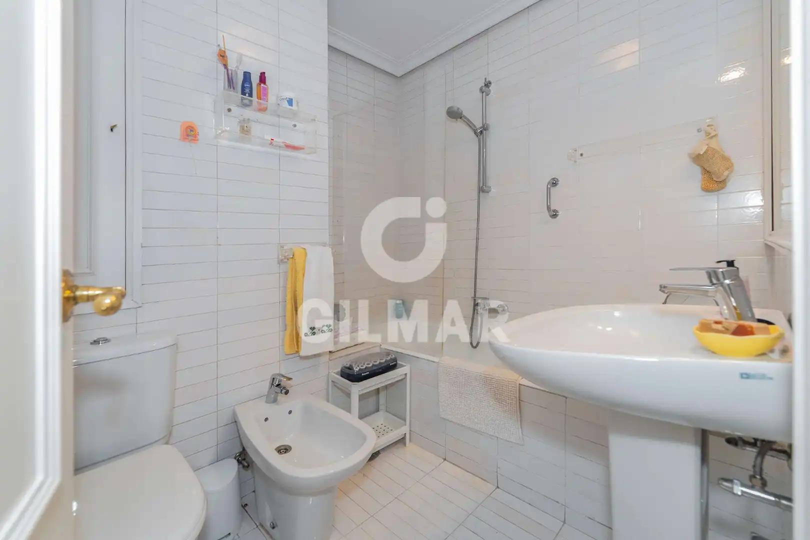 Badezimmer von Einfamilien-Reihenhaus zum Verkauf in La Moraleja mit Klimaanlage, Heizung und Privatgarten