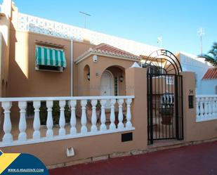 Vista exterior de Casa o xalet en venda en Torrevieja amb Aire condicionat, Calefacció i Jardí privat